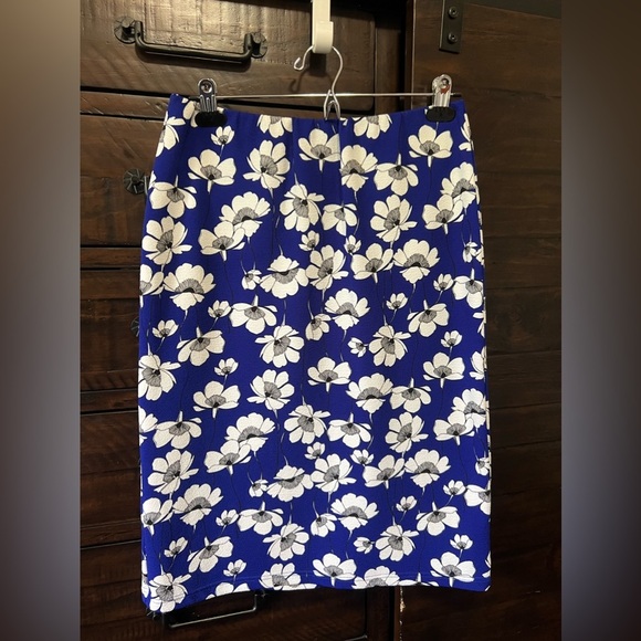 Floral Pencil cut skirt - Picture 1 of 3